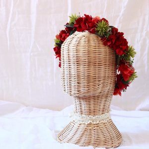 corona con flores preservadas con hortensias rojas 7