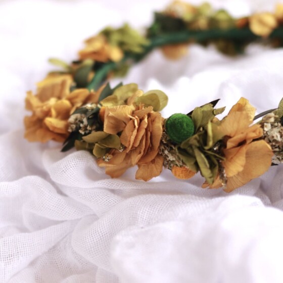 corona con flores preservadas ocre y verde