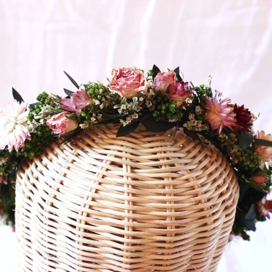 Rose: Corona con flores secas en gama de rosas - Imagen 7