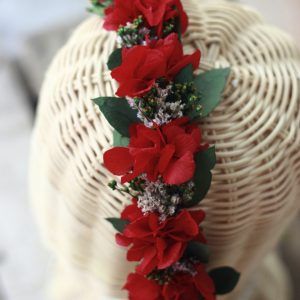 diadema con flores preservadas rojas velvet