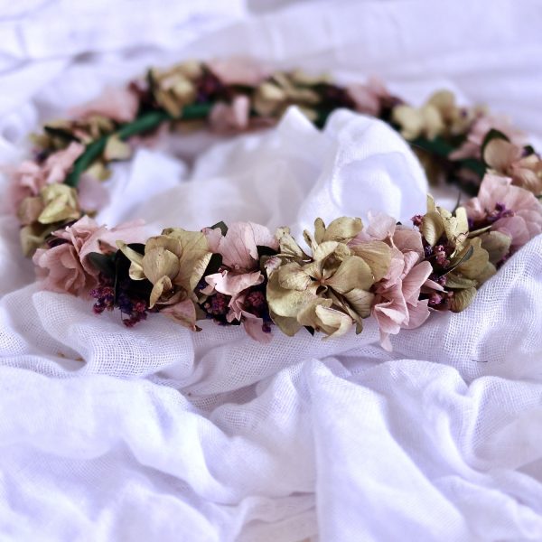 Violeta: Corona con flores preservadas en lilas y verde agua