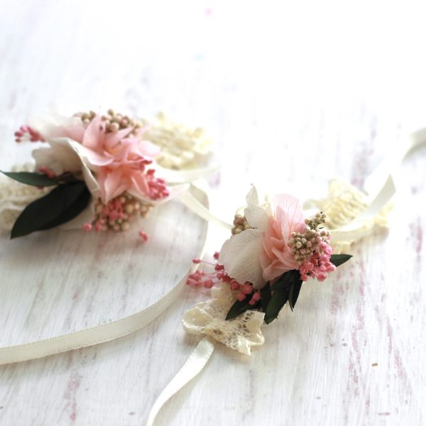 pulsera con flores preservadas en blanco y rosa
