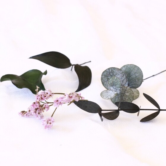Lilak: Corona con flores preservadas en tonos lila y verde agua - Imagen 8