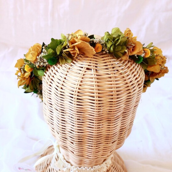 corona con flores preservadas ocre y verde