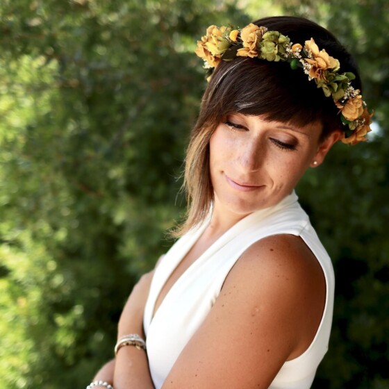 Luz: Corona con flores preservadas ocre y verde - Imagen 4