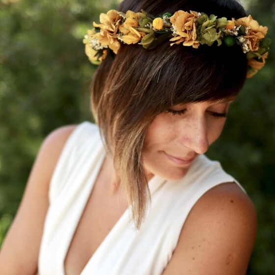 Luz: Corona con flores preservadas ocre y verde - Imagen 7