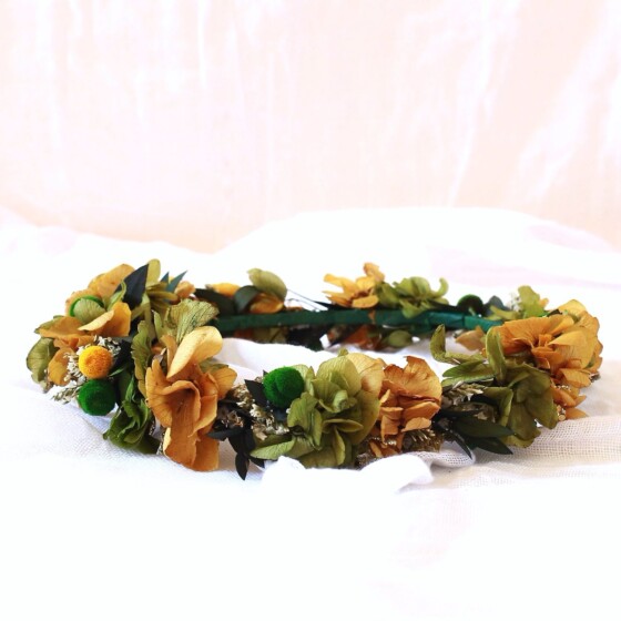 corona con flores preservadas ocre y verde