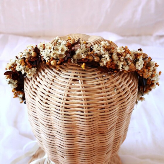 corona con flores preservadas marfil 3