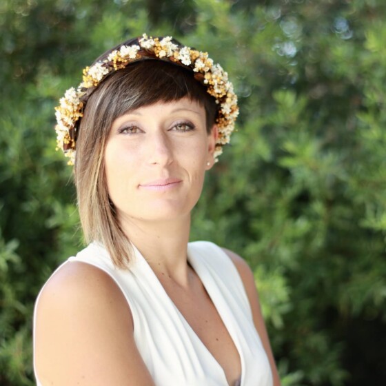 corona con flores preservadas marfil 4