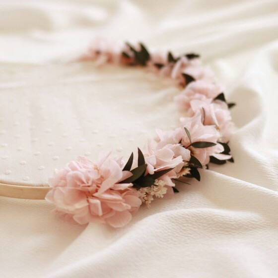 Porta alianzas: Bastidor con flores preservadas en rosa pastel - Imagen 3