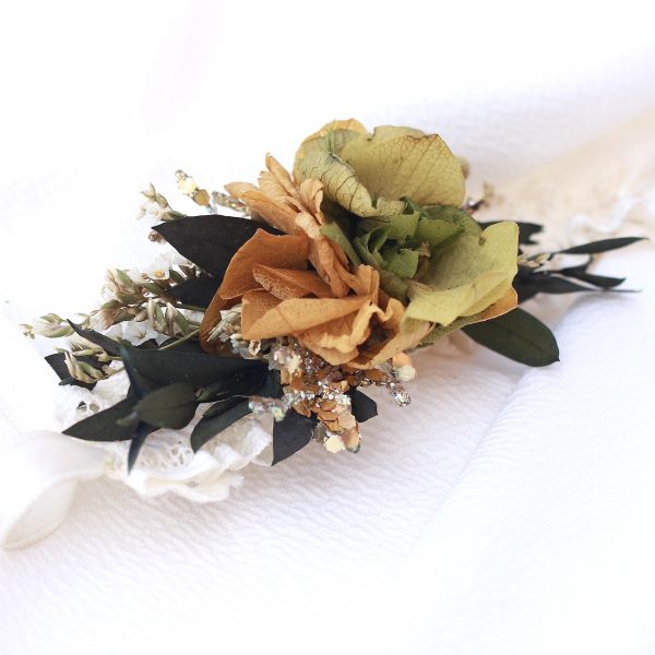 Pulsera con hortensias preservadas en verde y ocre para damas de honor en tono verde y ocre con hortensias preservadas. Complementos florales para novias en exquisitae
