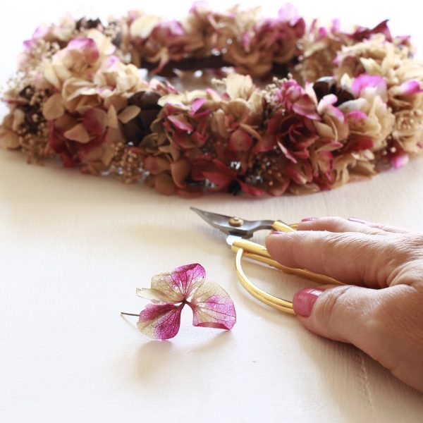 taller de coronas y diademas con flores preservadas