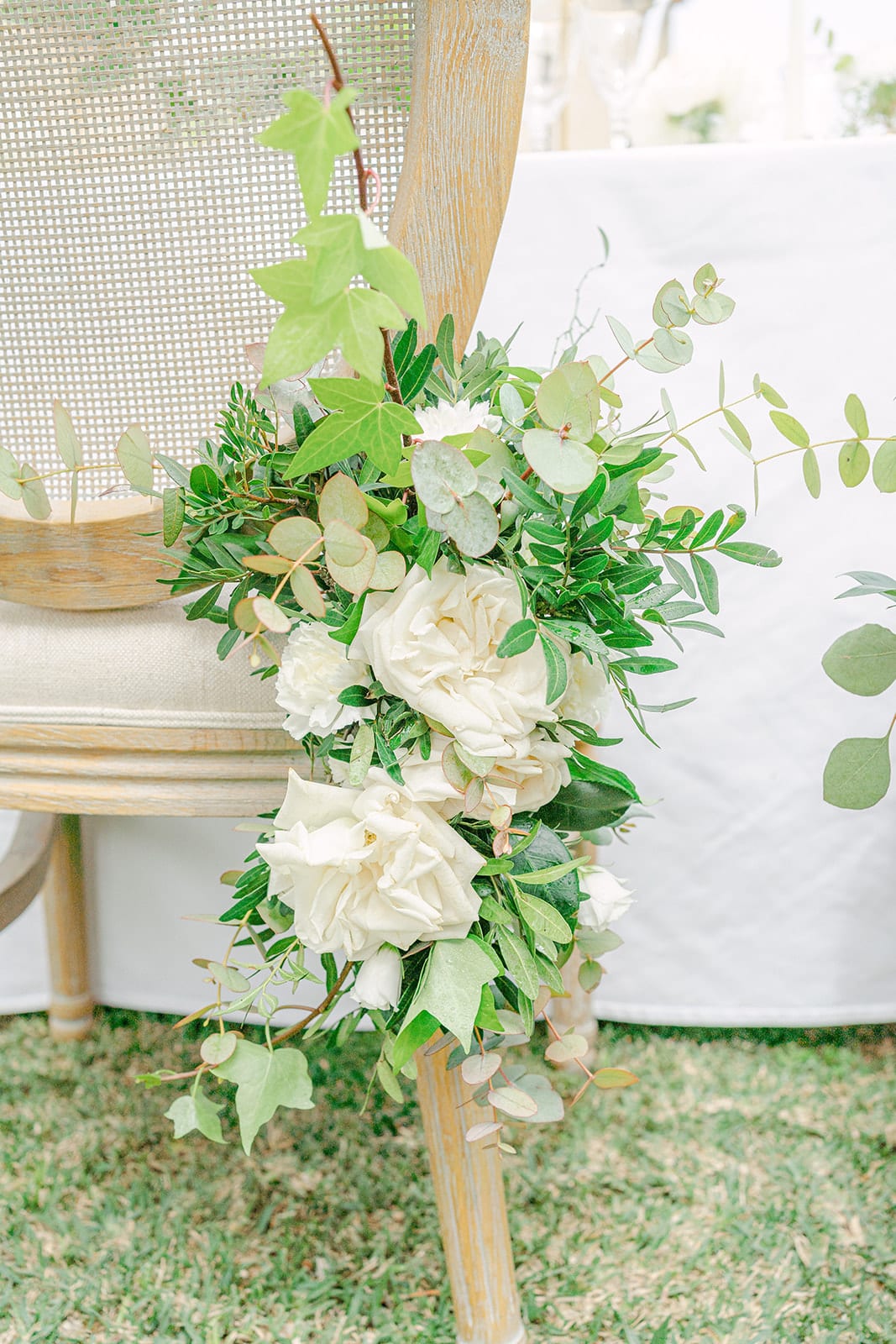 una boda con flores blancas sillas3